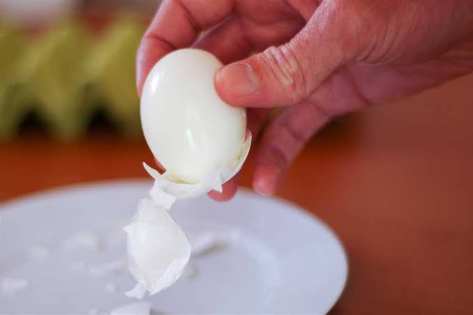 عند سلق البيض يضاف قليل من الملح مع الماء ليصعب تقشيره